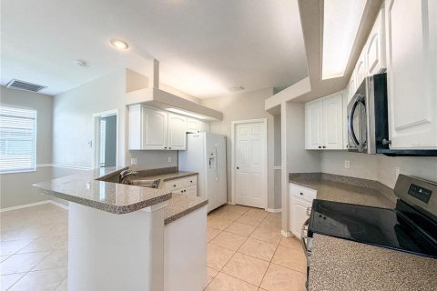 House in New Port Richey, Florida 3 bedrooms, 155.8 sq.m. № 2391589 - photo 18