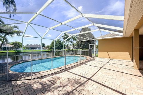House in New Port Richey, Florida 3 bedrooms, 155.8 sq.m. № 2391589 - photo 5