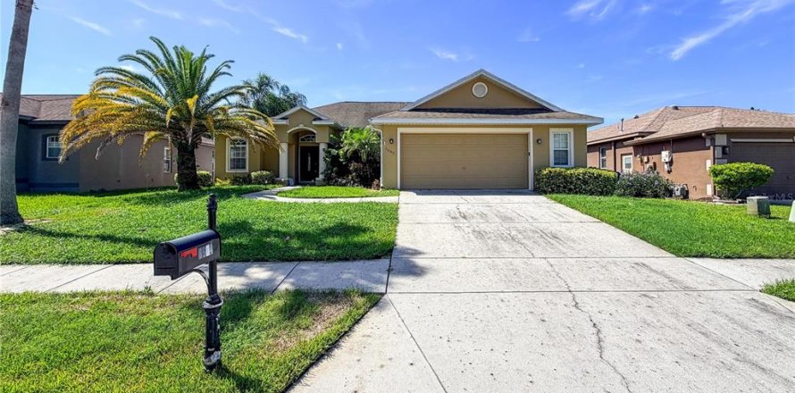 House in New Port Richey, Florida 3 bedrooms, 155.8 sq.m. № 2391589