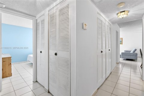 Condominio en venta en Miami, Florida, 3 dormitorios, 117.61 m2 № 1986119 - foto 13