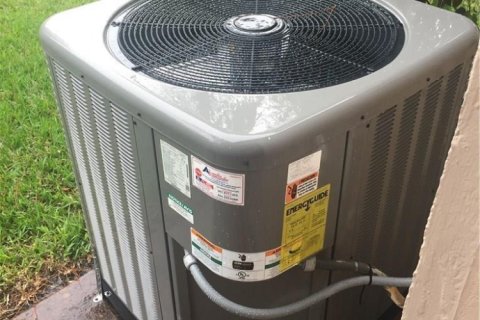 Снять в аренду виллу или дом в Корал-Спрингс, Флорида 3 спальни, 189.89м2, № 1129025 - фото 1