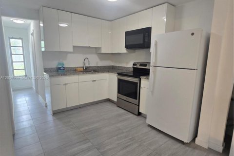 House in Dania Beach, Florida 1 bedroom № 2089575 - photo 2