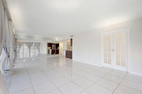 Condominio en venta en Hallandale Beach, Florida, 3 dormitorios, 132.85 m2 № 1972458 - foto 8