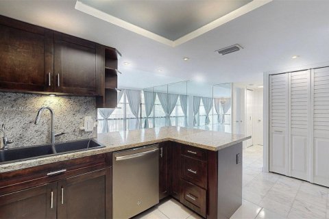 Condominio en venta en Hallandale Beach, Florida, 3 dormitorios, 132.85 m2 № 1972458 - foto 11