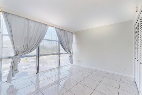 Condominio en venta en Hallandale Beach, Florida, 3 dormitorios, 132.85 m2 № 1972458 - foto 28