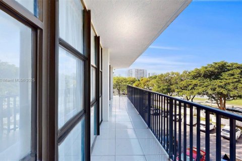 Condominio en venta en Hallandale Beach, Florida, 3 dormitorios, 132.85 m2 № 1972458 - foto 16