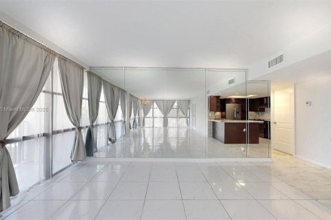 Condominio en venta en Hallandale Beach, Florida, 3 dormitorios, 132.85 m2 № 1972458 - foto 4