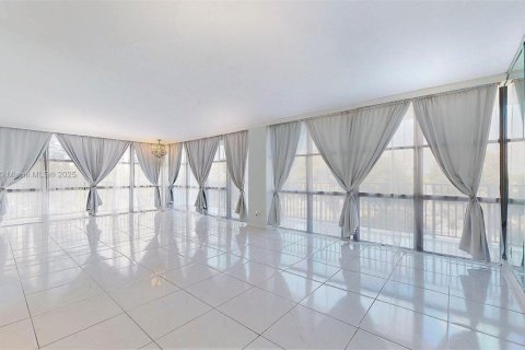 Condominio en venta en Hallandale Beach, Florida, 3 dormitorios, 132.85 m2 № 1972458 - foto 2