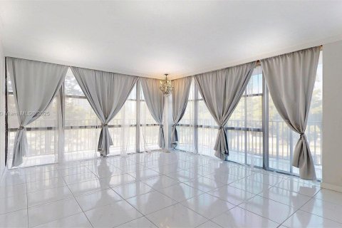 Condominio en venta en Hallandale Beach, Florida, 3 dormitorios, 132.85 m2 № 1972458 - foto 5