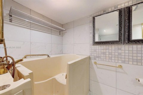 Condominio en venta en Hallandale Beach, Florida, 3 dormitorios, 132.85 m2 № 1972458 - foto 30