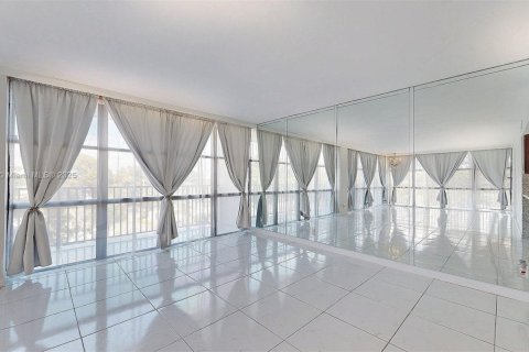 Condominio en venta en Hallandale Beach, Florida, 3 dormitorios, 132.85 m2 № 1972458 - foto 7