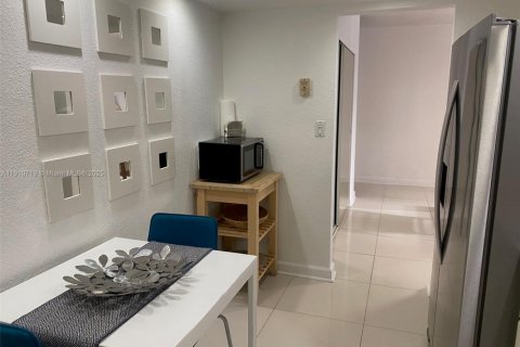 Copropriété à louer à Hollywood, Floride: 2 chambres, 107.12 m2 № 2155116 - photo 13