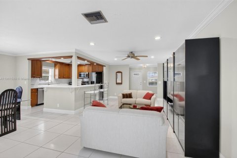 House in West Palm Beach, Florida 2 bedrooms, 139.82 sq.m. № 2015113 - photo 10