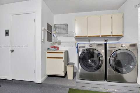 House in West Palm Beach, Florida 2 bedrooms, 139.82 sq.m. № 2015113 - photo 29