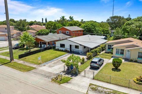 House in West Park, Florida 3 bedrooms, 131.83 sq.m. № 1892061 - photo 30