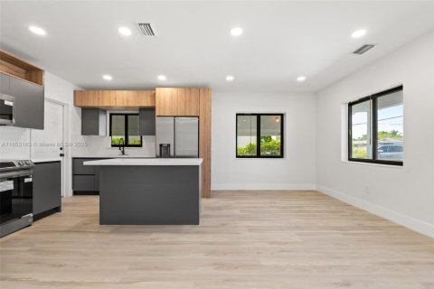 House in West Park, Florida 3 bedrooms, 131.83 sq.m. № 1892061 - photo 6
