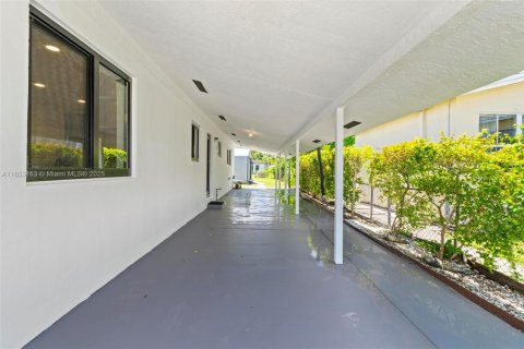 House in West Park, Florida 3 bedrooms, 131.83 sq.m. № 1892061 - photo 11