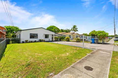 House in West Park, Florida 3 bedrooms, 131.83 sq.m. № 1892061 - photo 20