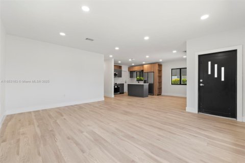 House in West Park, Florida 3 bedrooms, 131.83 sq.m. № 1892061 - photo 3