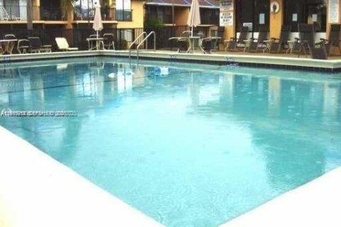 Condominio en alquiler en Hollywood, Florida, 2 dormitorios, 82.13 m2 № 2058530 - foto 2