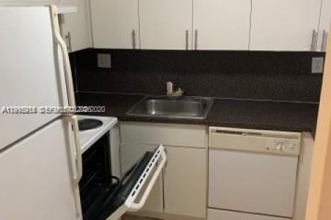 Condominio en alquiler en Hollywood, Florida, 2 dormitorios, 82.13 m2 № 2058530 - foto 5