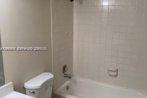 Condominio en alquiler en Hollywood, Florida, 2 dormitorios, 82.13 m2 № 2058530 - foto 7