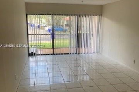 Condominio en alquiler en Hollywood, Florida, 2 dormitorios, 82.13 m2 № 2058530 - foto 12