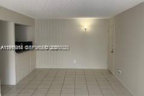 Condominio en alquiler en Hollywood, Florida, 2 dormitorios, 82.13 m2 № 2058530 - foto 4