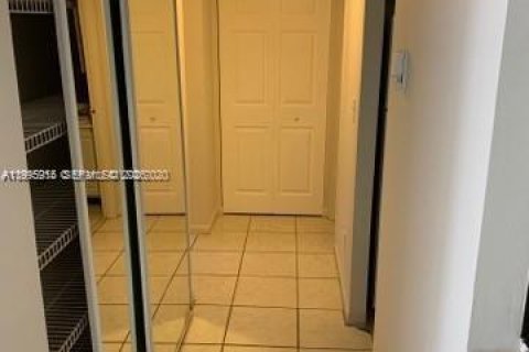 Condominio en alquiler en Hollywood, Florida, 2 dormitorios, 82.13 m2 № 2058530 - foto 6