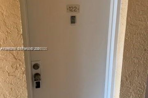 Condominio en alquiler en Hollywood, Florida, 2 dormitorios, 82.13 m2 № 2058530 - foto 3