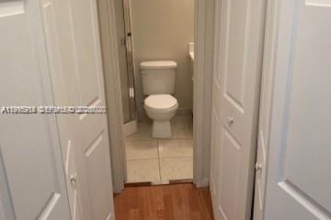 Condominio en alquiler en Hollywood, Florida, 2 dormitorios, 82.13 m2 № 2058530 - foto 15