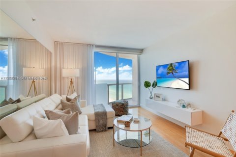 Condominio en Miami Beach, Florida, 1 dormitorio  № 2048729