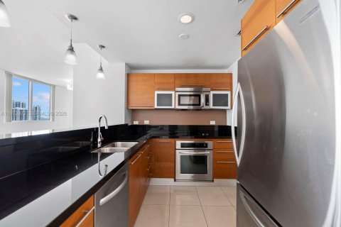 Condo in Miami, Florida, 2 bedrooms № 2189954 - photo 5