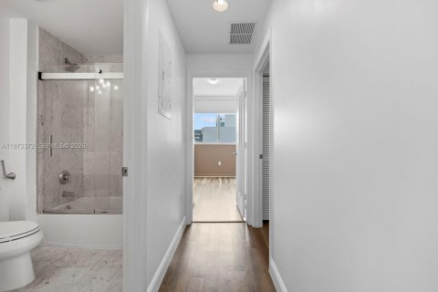 Condo in Miami, Florida, 2 bedrooms № 2189954 - photo 24