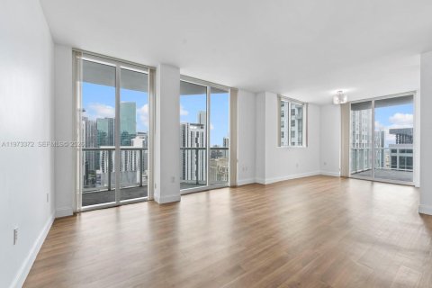Condo in Miami, Florida, 2 bedrooms № 2189954 - photo 2