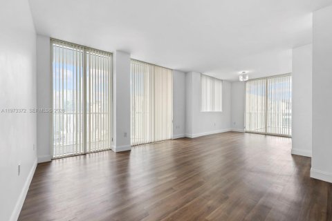 Condo in Miami, Florida, 2 bedrooms № 2189954 - photo 3