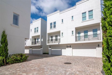 Adosado en venta en Tampa, Florida, 3 dormitorios, 240.06 m2 № 1853593 - foto 2
