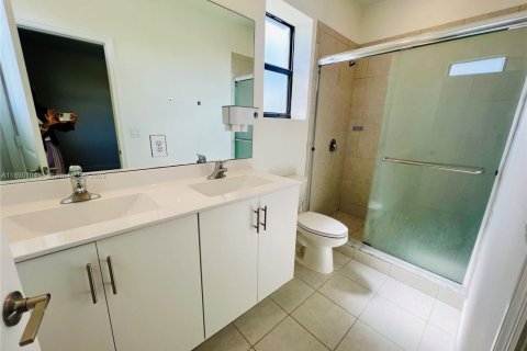 Снять в аренду виллу или дом в Хомстед, Флорида 3 спальни, 123.93м2, № 1939046 - фото 10