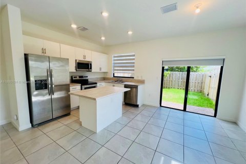 Снять в аренду виллу или дом в Хомстед, Флорида 3 спальни, 123.93м2, № 1939046 - фото 3