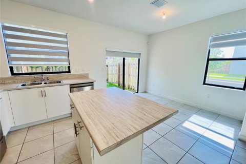 Снять в аренду виллу или дом в Хомстед, Флорида 3 спальни, 123.93м2, № 1939046 - фото 4