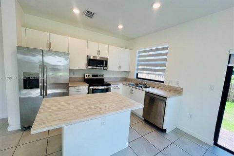 Снять в аренду виллу или дом в Хомстед, Флорида 3 спальни, 123.93м2, № 1939046 - фото 5