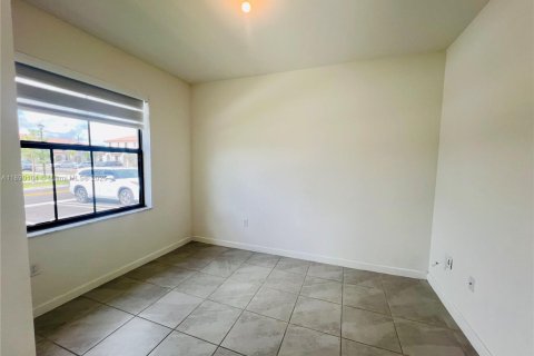 Снять в аренду виллу или дом в Хомстед, Флорида 3 спальни, 123.93м2, № 1939046 - фото 9