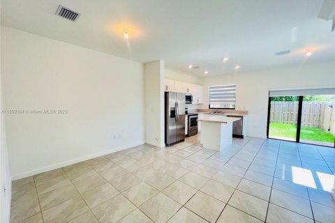 Снять в аренду виллу или дом в Хомстед, Флорида 3 спальни, 123.93м2, № 1939046 - фото 2