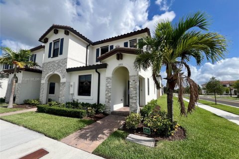 Снять в аренду виллу или дом в Хомстед, Флорида 3 спальни, 123.93м2, № 1939046 - фото 1