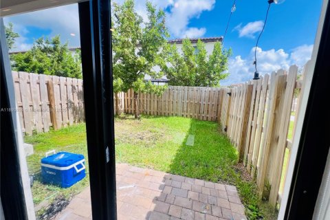 Снять в аренду виллу или дом в Хомстед, Флорида 3 спальни, 123.93м2, № 1939046 - фото 7