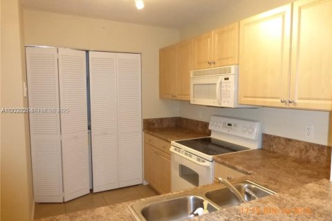 Condominio en alquiler en Dania Beach, Florida, 2 dormitorios, 100.15 m2 № 1991813 - foto 1