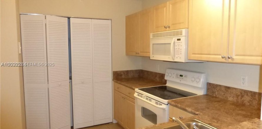 Condominio en Dania Beach, Florida, 2 dormitorios  № 1991813