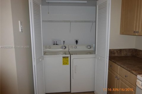 Condominio en alquiler en Dania Beach, Florida, 2 dormitorios, 100.15 m2 № 1991813 - foto 3