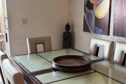 Adosado en venta en Doral, Florida, 3 dormitorios, 135.82 m2 № 2154372 - foto 12