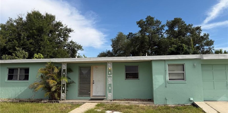 House in Port Charlotte, Florida 3 bedrooms, 143.44 sq.m. № 2150744